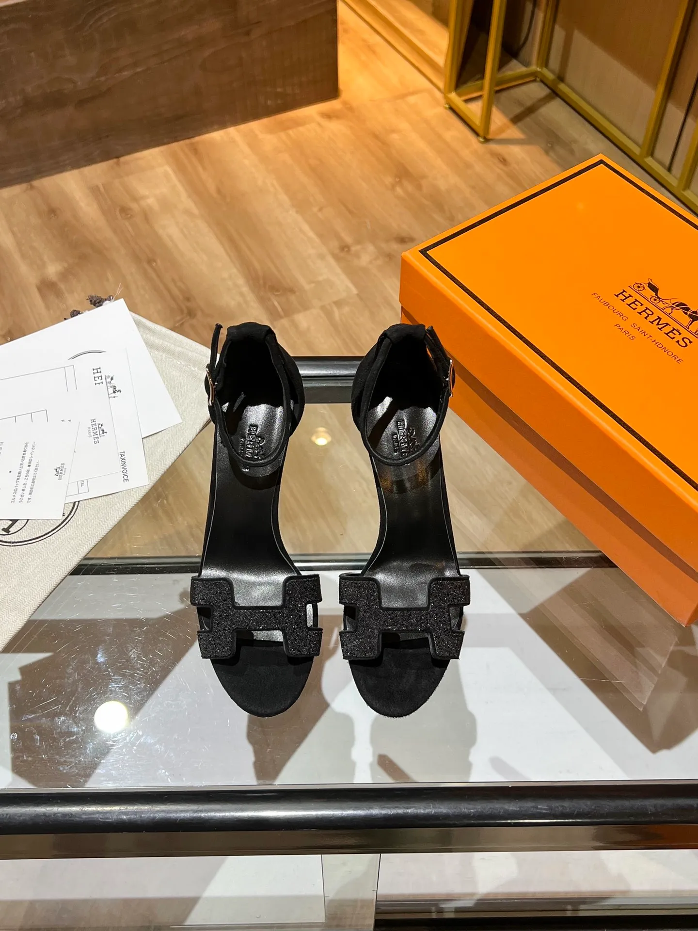 👟👟Ex-factory price 600👟👟 Hermès high-heeled sandals Hermès high-heeled shoes are the simplest, most durable and elegant I have ever seen! ! ! It can hold any style, and the height of 10.5cm is easy to control. Each color has its own unique style. You must buy this one, it is really easy to wear and look good! size: 35-40 (34.40.41 customization is non-returnable and non-exchangeable)